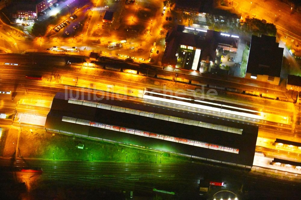 Frankfurt (Oder) bei Nacht aus der Vogelperspektive: Nachtluftbild Hauptbahnhof der Deutschen Bahn in Frankfurt (Oder) im Bundesland Brandenburg, Deutschland