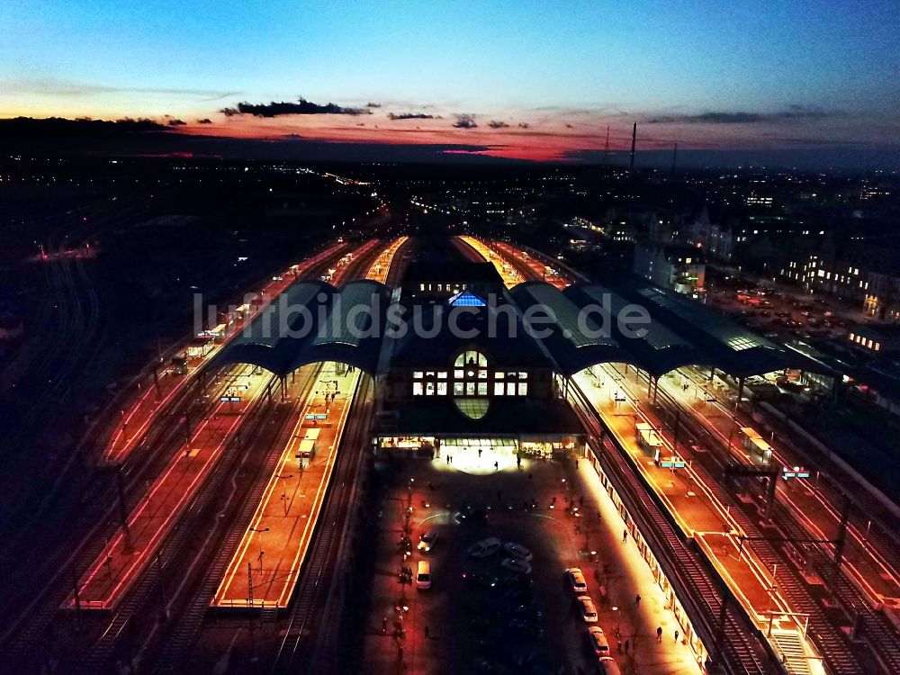 Nachtluftbild Halle (Saale) - Nachtluftbild Hauptbahnhof der Deutschen Bahn in Halle (Saale) im Bundesland Sachsen-Anhalt, Deutschland
