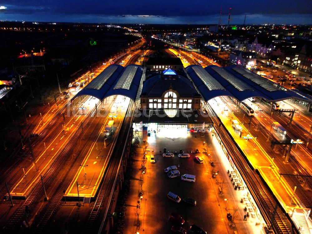 Halle (Saale) bei Nacht von oben - Nachtluftbild Hauptbahnhof der Deutschen Bahn in Halle (Saale) im Bundesland Sachsen-Anhalt, Deutschland
