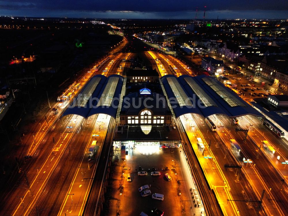 Halle (Saale) bei Nacht aus der Vogelperspektive: Nachtluftbild Hauptbahnhof der Deutschen Bahn in Halle (Saale) im Bundesland Sachsen-Anhalt, Deutschland