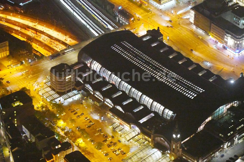 Hamburg bei Nacht aus der Vogelperspektive: Nachtluftbild Hauptbahnhof der Deutschen Bahn in Hamburg, Deutschland