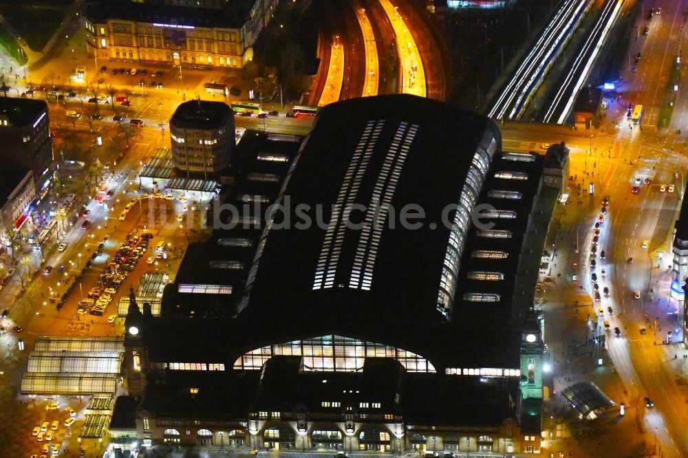 Hamburg bei Nacht von oben - Nachtluftbild Hauptbahnhof der Deutschen Bahn in Hamburg, Deutschland