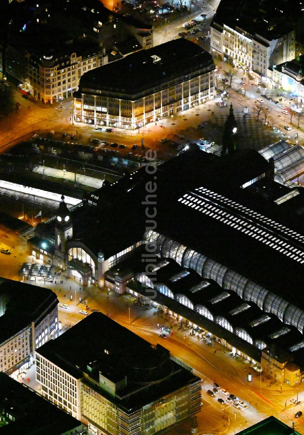 Hamburg bei Nacht aus der Vogelperspektive: Nachtluftbild Hauptbahnhof der Deutschen Bahn in Hamburg, Deutschland