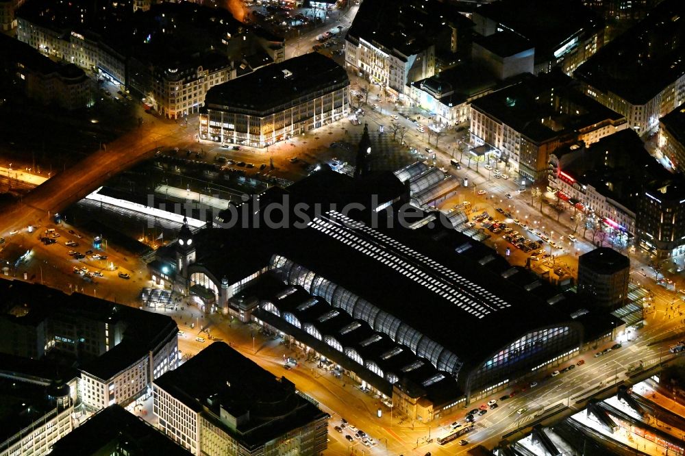 Nacht-Luftaufnahme Hamburg - Nachtluftbild Hauptbahnhof der Deutschen Bahn in Hamburg, Deutschland