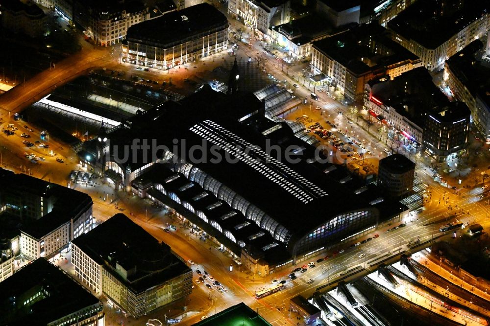 Hamburg bei Nacht von oben - Nachtluftbild Hauptbahnhof der Deutschen Bahn in Hamburg, Deutschland