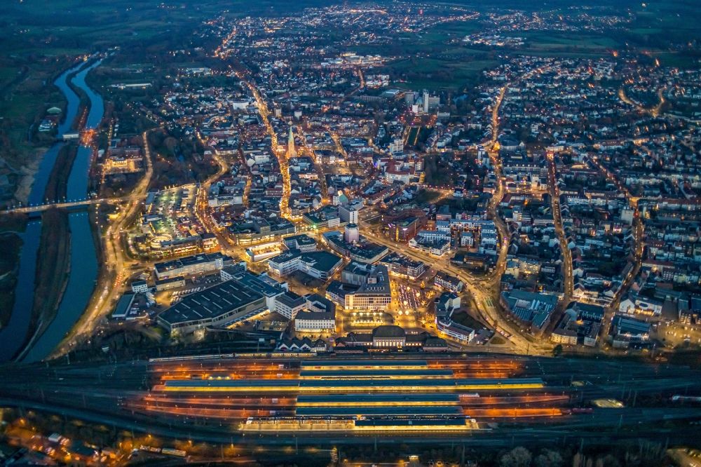 Hamm bei Nacht aus der Vogelperspektive: Nachtluftbild Hauptbahnhof der Deutschen Bahn in Hamm im Bundesland Nordrhein-Westfalen, Deutschland