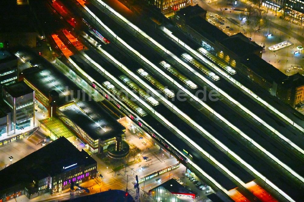 Hannover bei Nacht aus der Vogelperspektive: Nachtluftbild Hauptbahnhof der Deutschen Bahn in Hannover im Bundesland Niedersachsen, Deutschland