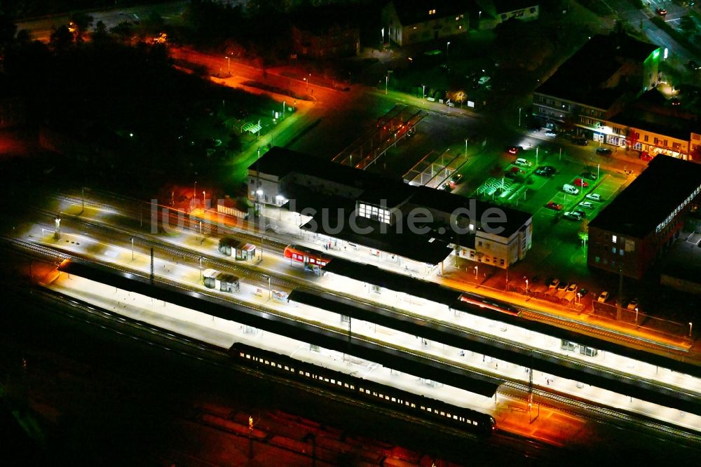 Homburg bei Nacht aus der Vogelperspektive: Nachtluftbild Hauptbahnhof der Deutschen Bahn in Homburg im Bundesland Saarland, Deutschland