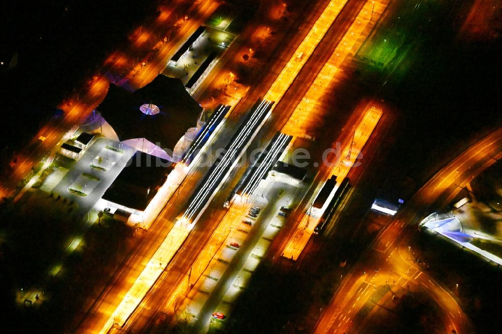 Nacht-Luftaufnahme Lutherstadt Wittenberg - Nachtluftbild Hauptbahnhof der Deutschen Bahn in Lutherstadt Wittenberg im Bundesland Sachsen-Anhalt, Deutschland