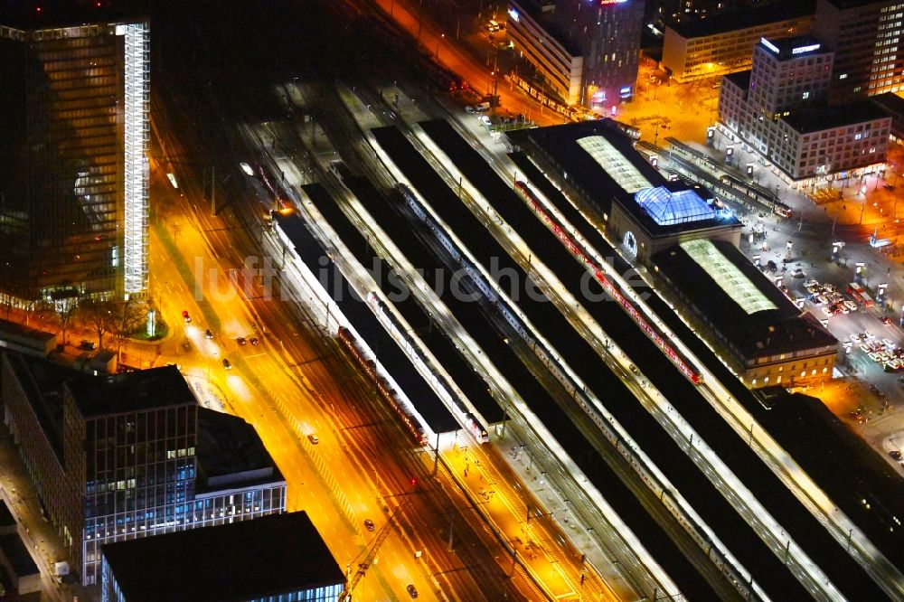 Nachtluftbild Mannheim - Nachtluftbild Hauptbahnhof der Deutschen Bahn in Mannheim im Bundesland Baden-Württemberg, Deutschland