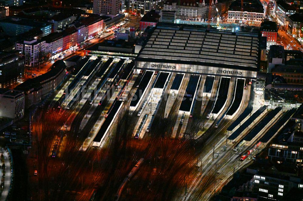 Nachtluftbild München - Nachtluftbild Hauptbahnhof der Deutschen Bahn in München im Bundesland Bayern, Deutschland