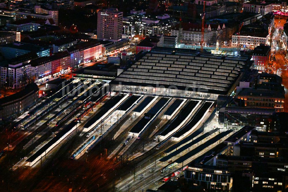 Nacht-Luftaufnahme München - Nachtluftbild Hauptbahnhof der Deutschen Bahn in München im Bundesland Bayern, Deutschland