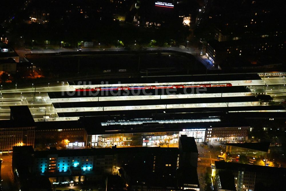 Münster bei Nacht aus der Vogelperspektive: Nachtluftbild Hauptbahnhof der Deutschen Bahn in Münster im Bundesland Nordrhein-Westfalen, Deutschland