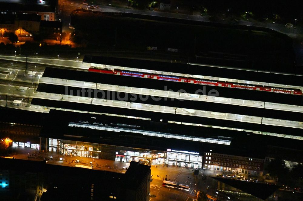 Münster bei Nacht von oben - Nachtluftbild Hauptbahnhof der Deutschen Bahn in Münster im Bundesland Nordrhein-Westfalen, Deutschland