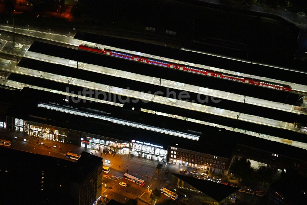 Münster bei Nacht aus der Vogelperspektive: Nachtluftbild Hauptbahnhof der Deutschen Bahn in Münster im Bundesland Nordrhein-Westfalen, Deutschland