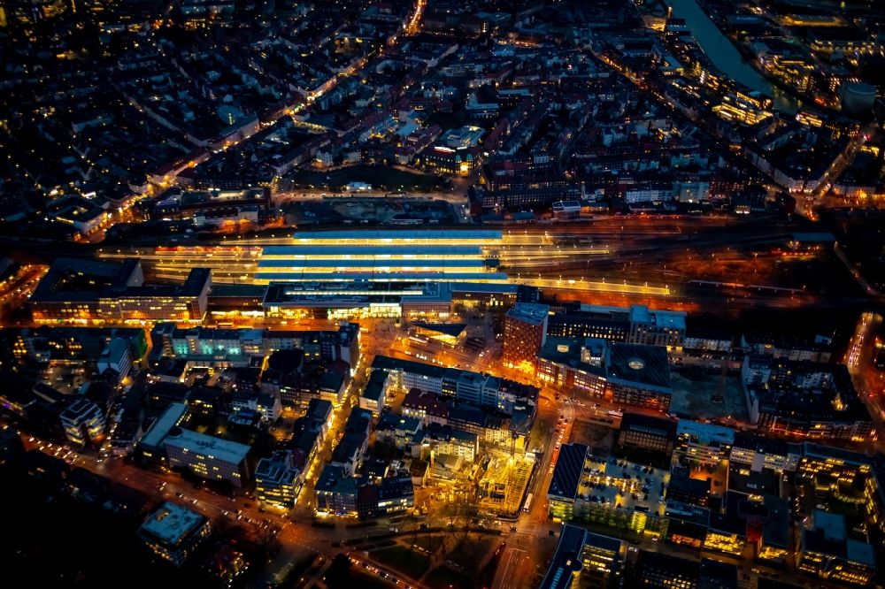 Münster bei Nacht von oben - Nachtluftbild Hauptbahnhof der Deutschen Bahn in Münster im Bundesland Nordrhein-Westfalen, Deutschland