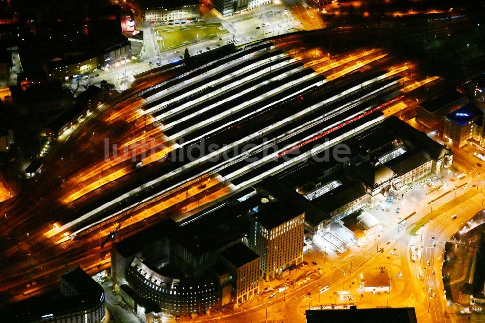 Nürnberg bei Nacht aus der Vogelperspektive: Nachtluftbild Hauptbahnhof der Deutschen Bahn in Nürnberg im Bundesland Bayern, Deutschland