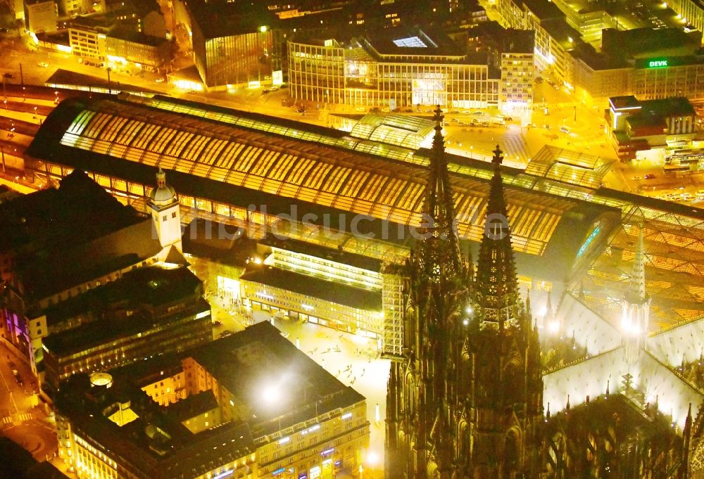 Köln bei Nacht von oben - Nachtluftbild Hauptbahnhof der Deutschen Bahn im Ortsteil Innenstadt in Köln im Bundesland Nordrhein-Westfalen, Deutschland