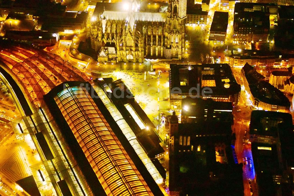 Köln bei Nacht aus der Vogelperspektive: Nachtluftbild Hauptbahnhof der Deutschen Bahn im Ortsteil Innenstadt in Köln im Bundesland Nordrhein-Westfalen, Deutschland