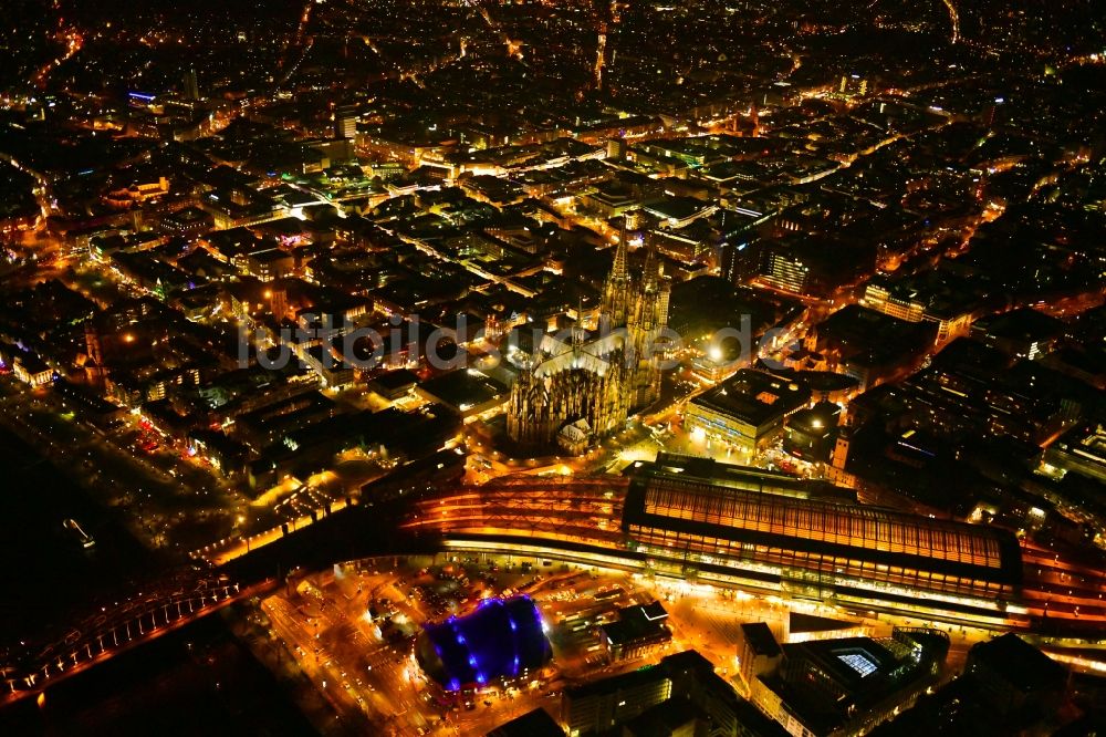 Nacht-Luftaufnahme Köln - Nachtluftbild Hauptbahnhof der Deutschen Bahn im Ortsteil Innenstadt in Köln im Bundesland Nordrhein-Westfalen, Deutschland