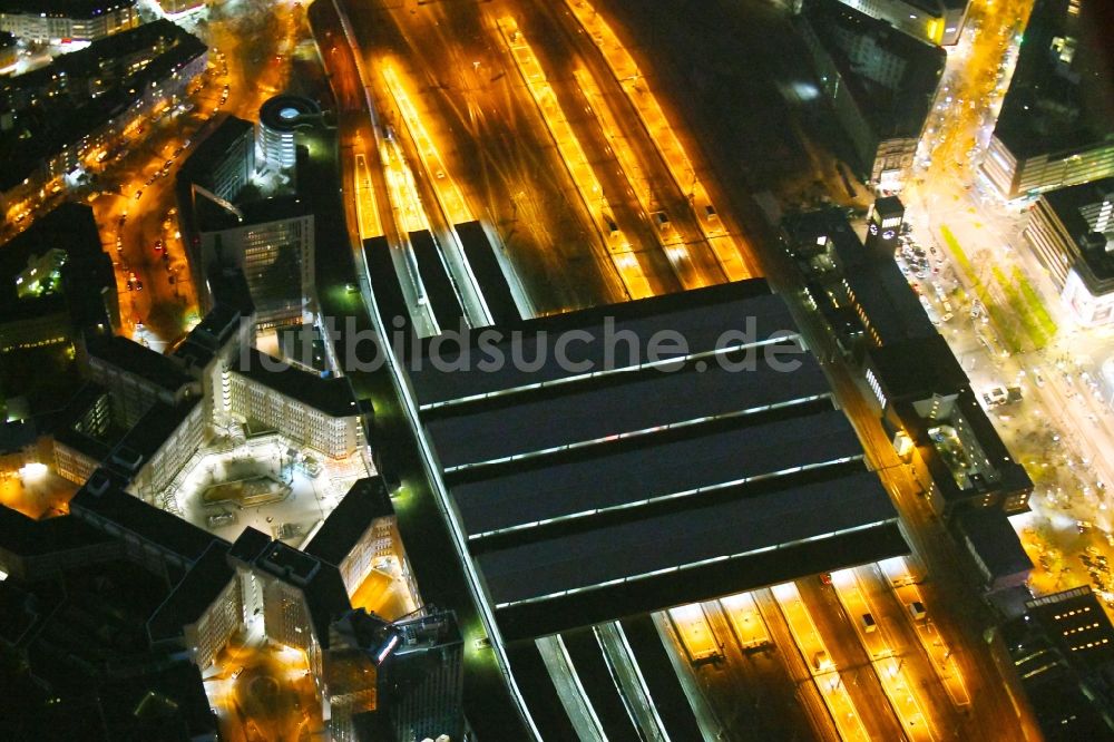 Nacht-Luftaufnahme Düsseldorf - Nachtluftbild Hauptbahnhof der Deutschen Bahn im Ortsteil Oberbilk in Düsseldorf im Bundesland Nordrhein-Westfalen, Deutschland