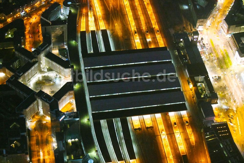 Düsseldorf bei Nacht aus der Vogelperspektive: Nachtluftbild Hauptbahnhof der Deutschen Bahn im Ortsteil Oberbilk in Düsseldorf im Bundesland Nordrhein-Westfalen, Deutschland