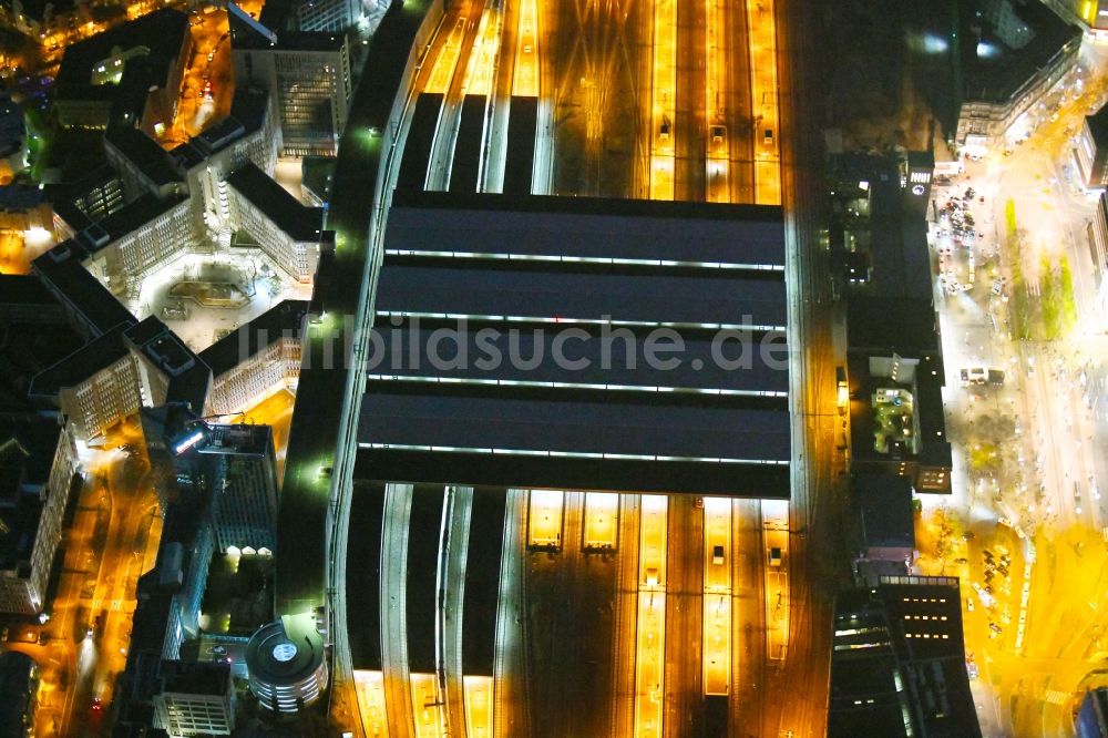 Düsseldorf bei Nacht von oben - Nachtluftbild Hauptbahnhof der Deutschen Bahn im Ortsteil Oberbilk in Düsseldorf im Bundesland Nordrhein-Westfalen, Deutschland