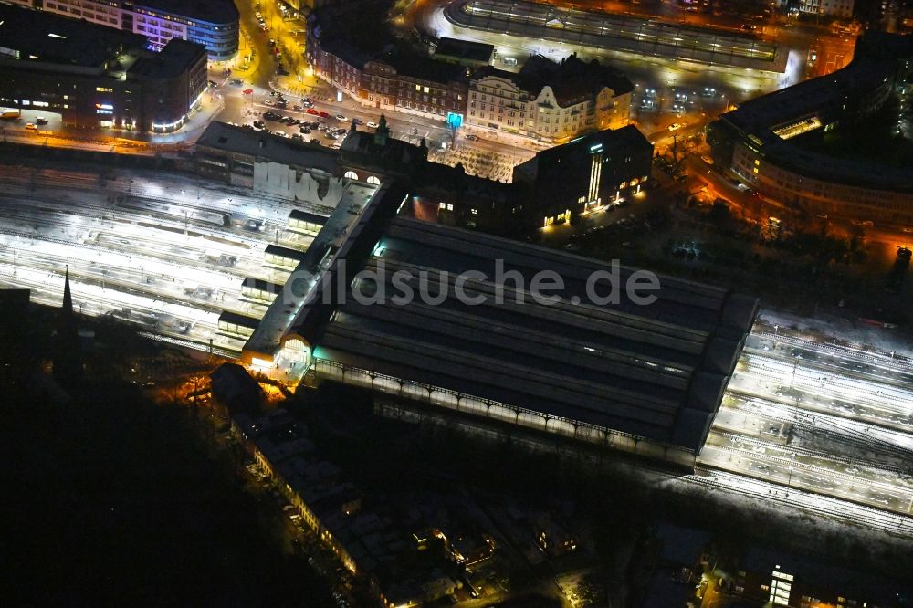 Nacht-Luftaufnahme Lübeck - Nachtluftbild Hauptbahnhof der Deutschen Bahn im Ortsteil Sankt Lorenz Süd in Lübeck im Bundesland Schleswig-Holstein