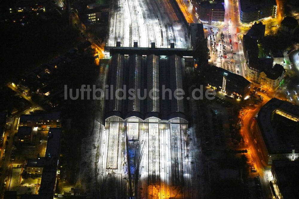 Nacht-Luftaufnahme Lübeck - Nachtluftbild Hauptbahnhof der Deutschen Bahn im Ortsteil Sankt Lorenz Süd in Lübeck im Bundesland Schleswig-Holstein