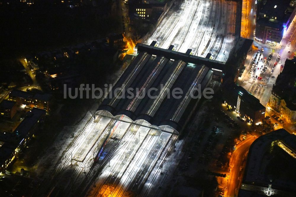 Lübeck bei Nacht aus der Vogelperspektive: Nachtluftbild Hauptbahnhof der Deutschen Bahn im Ortsteil Sankt Lorenz Süd in Lübeck im Bundesland Schleswig-Holstein