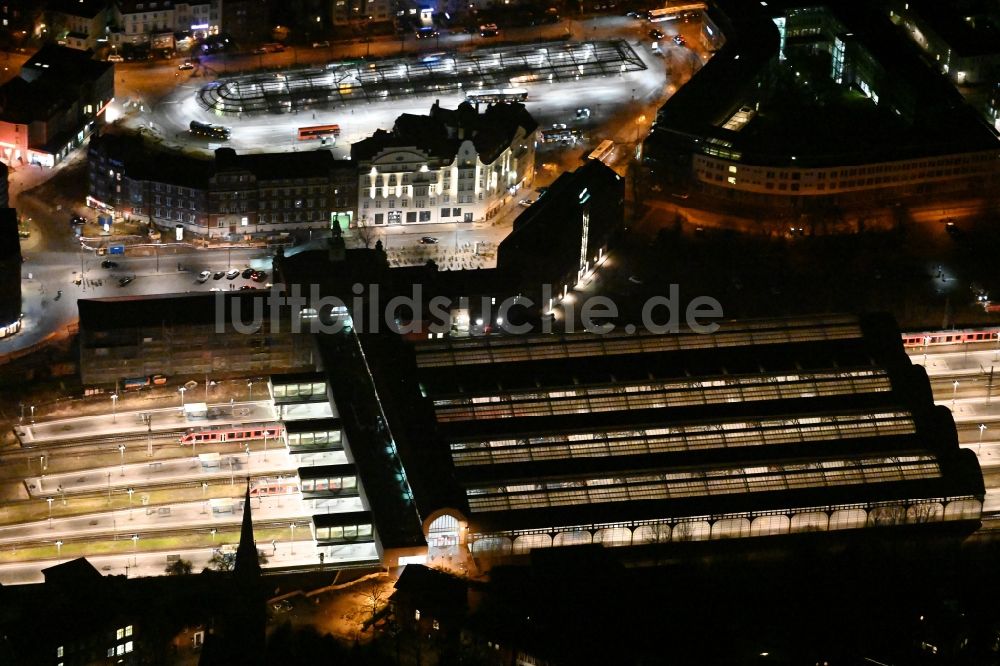 Lübeck bei Nacht aus der Vogelperspektive: Nachtluftbild Hauptbahnhof der Deutschen Bahn im Ortsteil Sankt Lorenz Süd in Lübeck im Bundesland Schleswig-Holstein