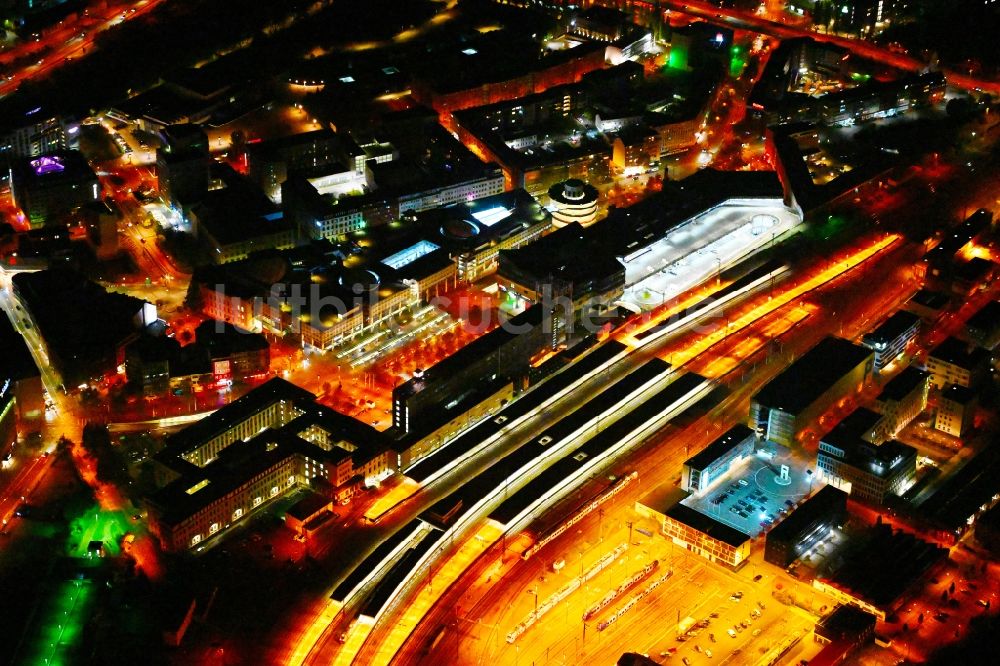 Saarbrücken bei Nacht von oben - Nachtluftbild Hauptbahnhof der Deutschen Bahn in Saarbrücken im Bundesland Saarland, Deutschland