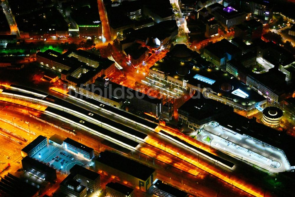 Nacht-Luftaufnahme Saarbrücken - Nachtluftbild Hauptbahnhof der Deutschen Bahn in Saarbrücken im Bundesland Saarland, Deutschland