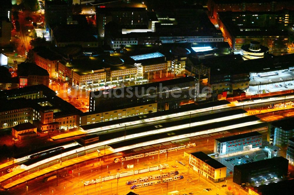 Saarbrücken bei Nacht aus der Vogelperspektive: Nachtluftbild Hauptbahnhof der Deutschen Bahn in Saarbrücken im Bundesland Saarland, Deutschland