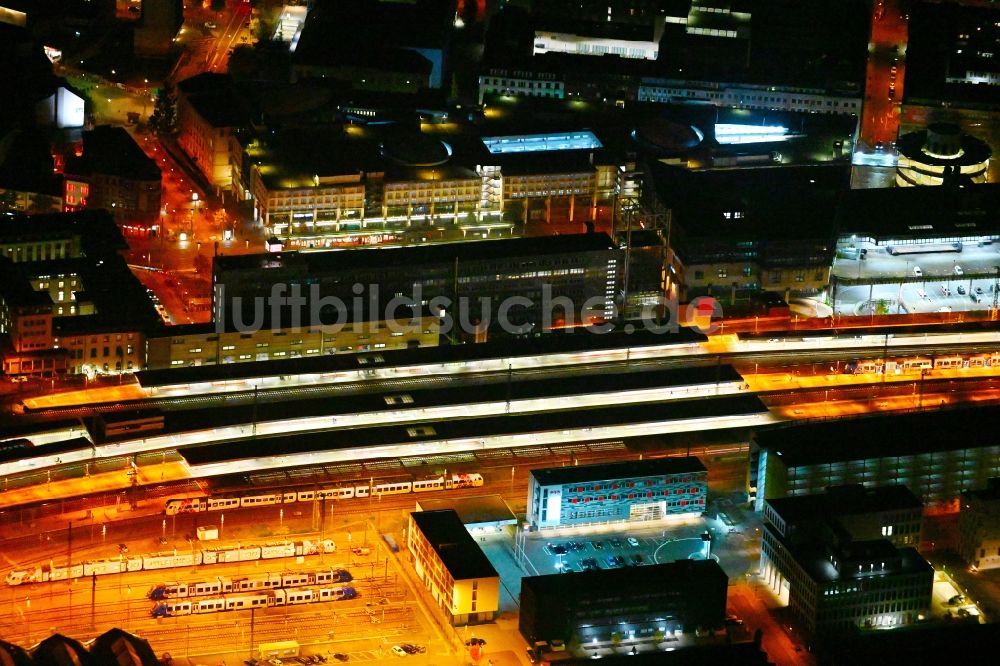 Nachtluftbild Saarbrücken - Nachtluftbild Hauptbahnhof der Deutschen Bahn in Saarbrücken im Bundesland Saarland, Deutschland