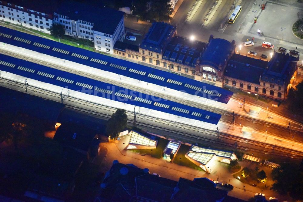 Nacht-Luftaufnahme Schwerin - Nachtluftbild Hauptbahnhof der Deutschen Bahn in Schwerin im Bundesland Mecklenburg-Vorpommern, Deutschland