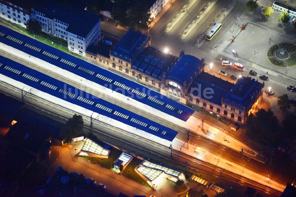 Schwerin bei Nacht von oben - Nachtluftbild Hauptbahnhof der Deutschen Bahn in Schwerin im Bundesland Mecklenburg-Vorpommern, Deutschland