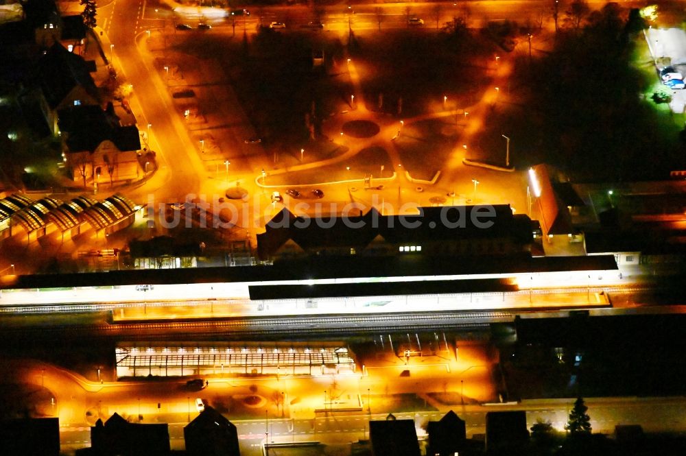 Wernigerode bei Nacht von oben - Nachtluftbild Hauptbahnhof der Deutschen Bahn in Wernigerode im Bundesland Sachsen-Anhalt, Deutschland