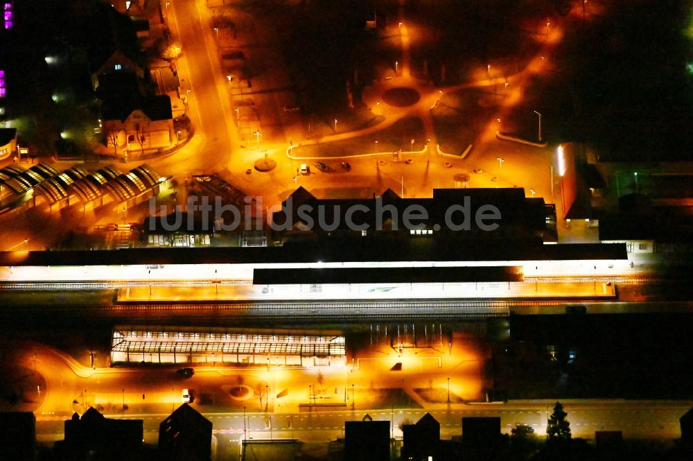 Wernigerode bei Nacht aus der Vogelperspektive: Nachtluftbild Hauptbahnhof der Deutschen Bahn in Wernigerode im Bundesland Sachsen-Anhalt, Deutschland