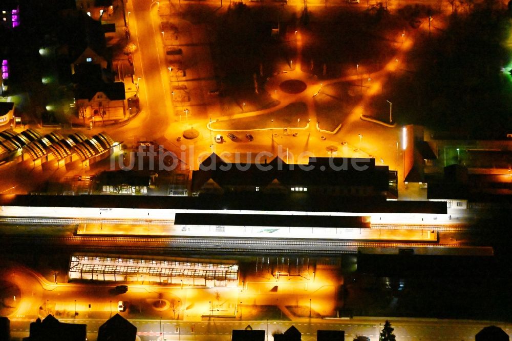Nachtluftbild Wernigerode - Nachtluftbild Hauptbahnhof der Deutschen Bahn in Wernigerode im Bundesland Sachsen-Anhalt, Deutschland