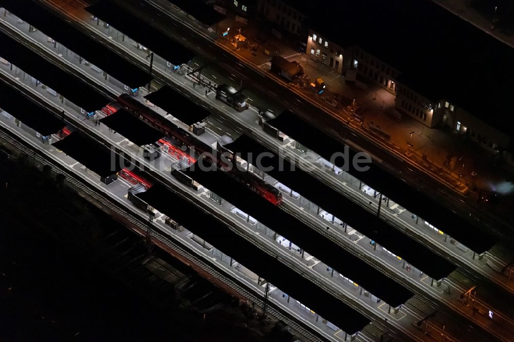 Würzburg bei Nacht aus der Vogelperspektive: Nachtluftbild Hauptbahnhof der Deutschen Bahn in Würzburg im Bundesland Bayern, Deutschland