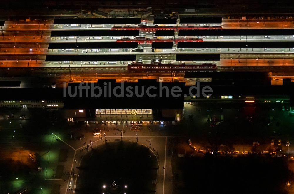Nachtluftbild Würzburg - Nachtluftbild Hauptbahnhof der Deutschen Bahn in Würzburg im Bundesland Bayern, Deutschland