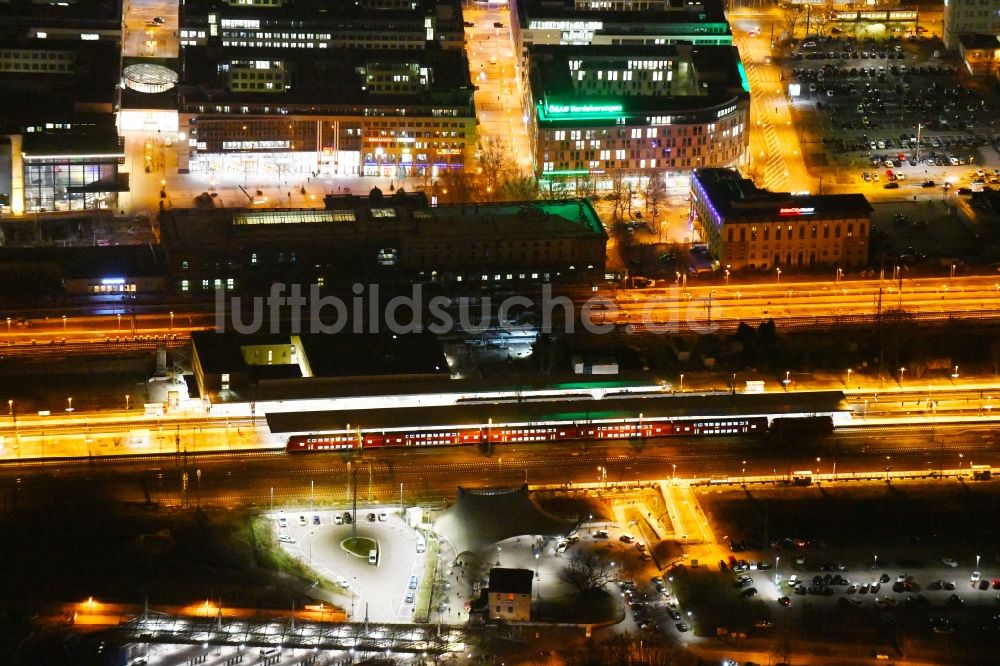 Magdeburg bei Nacht aus der Vogelperspektive: Nachtluftbild Hauptbahnhof im Zentrum in Magdeburg im Bundesland Sachsen-Anhalt, Deutschland