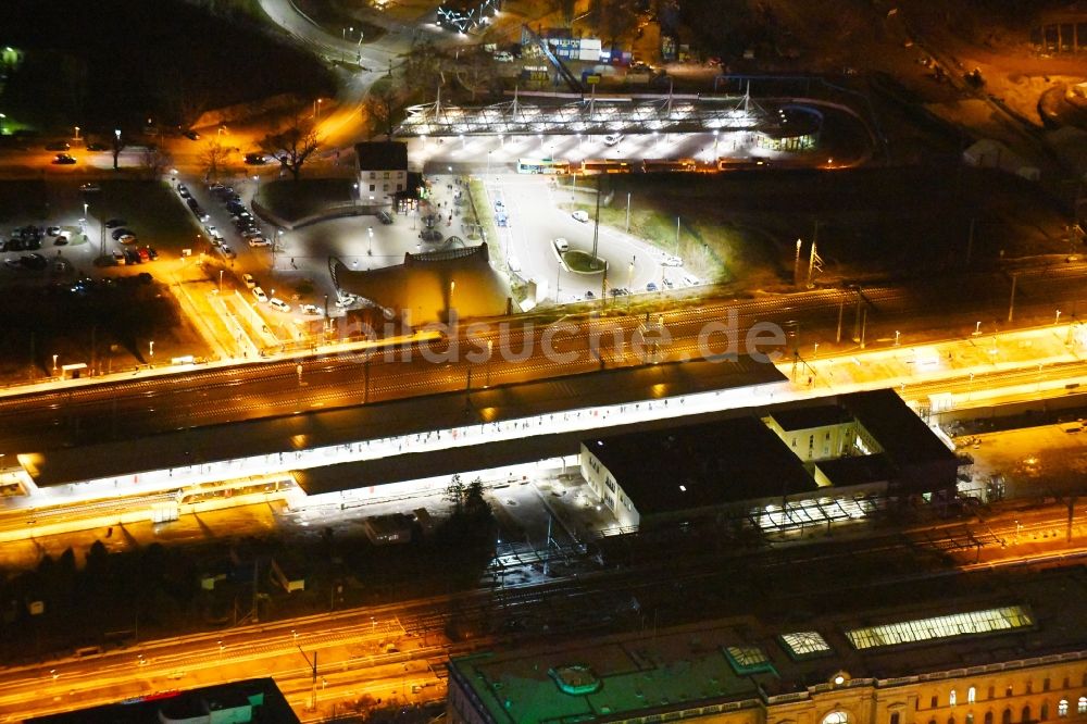 Nachtluftbild Magdeburg - Nachtluftbild Hauptbahnhof im Zentrum in Magdeburg im Bundesland Sachsen-Anhalt, Deutschland