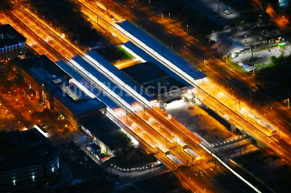 Nacht-Luftaufnahme Magdeburg - Nachtluftbild Hauptbahnhof im Zentrum in Magdeburg im Bundesland Sachsen-Anhalt, Deutschland