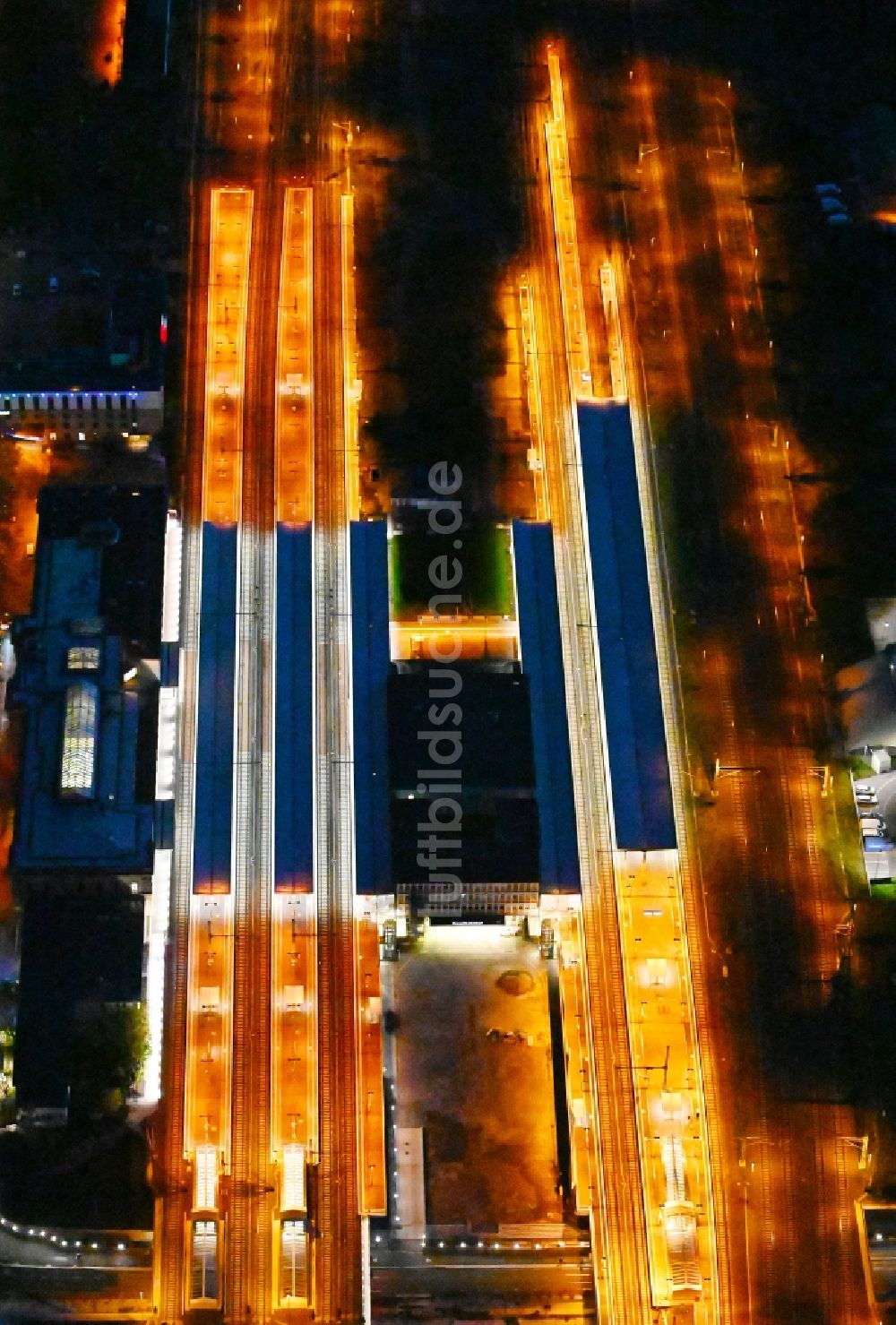 Magdeburg bei Nacht aus der Vogelperspektive: Nachtluftbild Hauptbahnhof im Zentrum in Magdeburg im Bundesland Sachsen-Anhalt, Deutschland