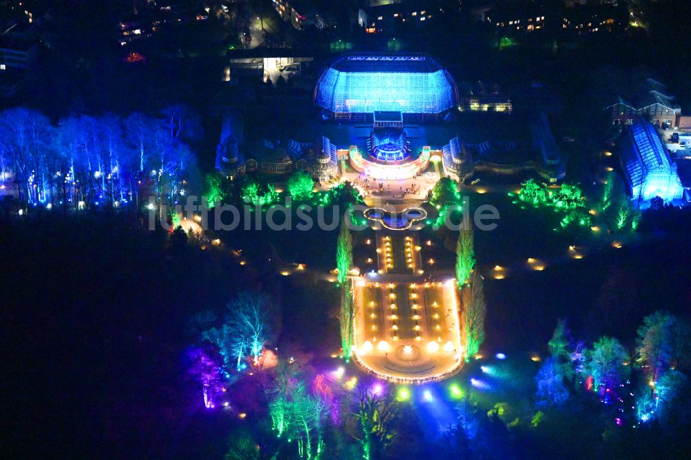 Nacht-Luftaufnahme Berlin - Nachtluftbild Hauptgebäude und Gewächshäuser- Komplex im Botanischen Garten Berlin-Dahlem in Berlin