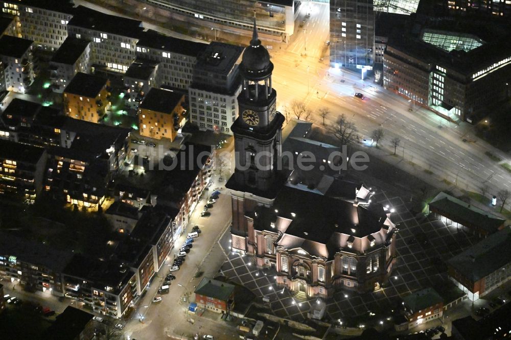 Nachtluftbild Hamburg - Nachtluftbild Hauptkirche Sankt Michaelis in Hamburg