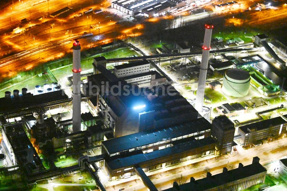 Berlin bei Nacht aus der Vogelperspektive: Nachtluftbild Heizkraftwerk Klingenberg in Berlin- Rummelsburg