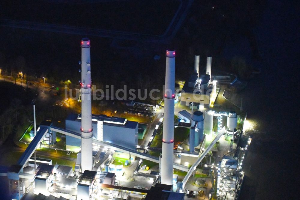 Nacht-Luftaufnahme Wedel - Nachtluftbild Heizkraftwerk Wedel am Ufer der Elbe in Schleswig-Holstein